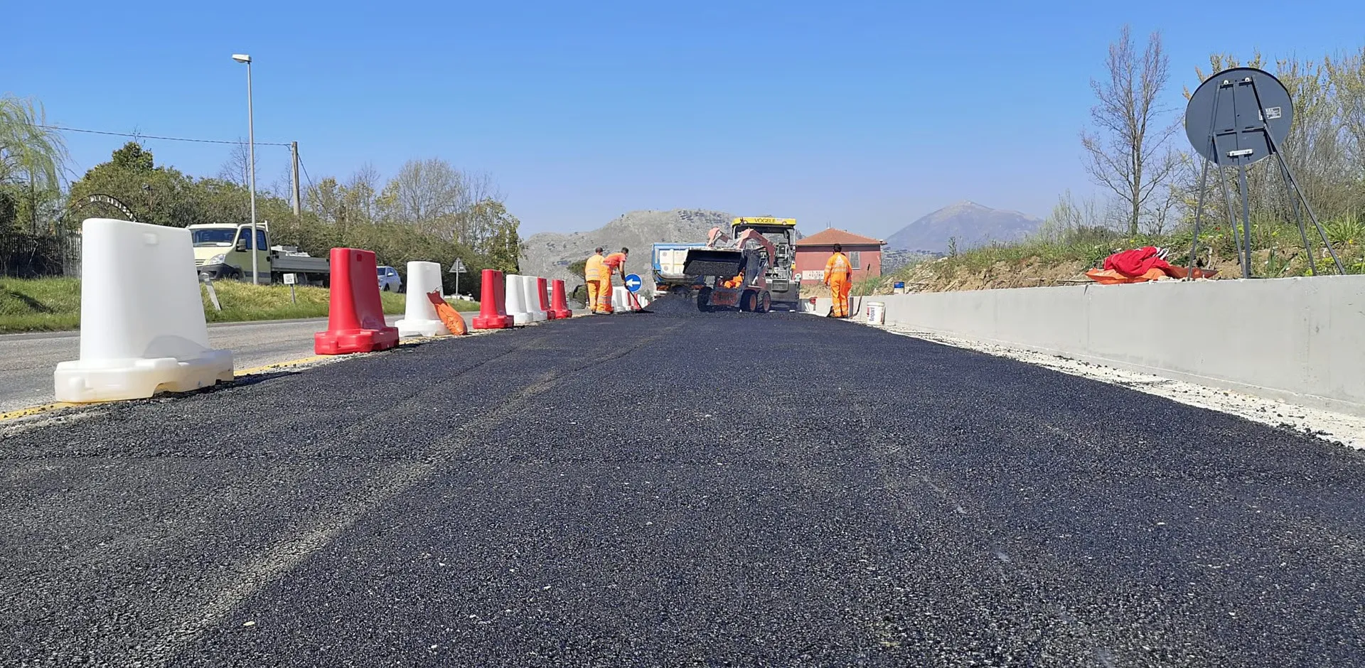 Stesura di asfalto su strada con macchinari specializzati